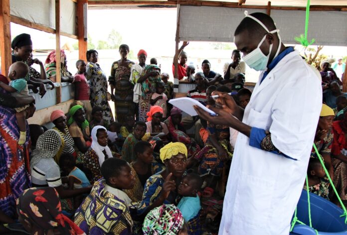 PHOTO: a nurse of Médecins Sans Frontières (MSF) is providing support displaced families around Goma.