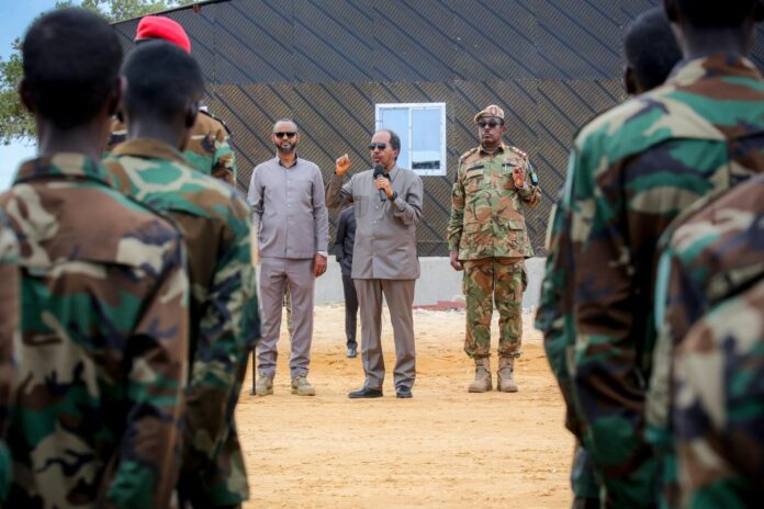 Wasiirka Gaashaandhigga Cabduqaadir Maxamed Nuur (Jaamac) iyo Madaxweyne Xasan Sheekh Maxamuud oo munaasabad ka wada qeybgalay