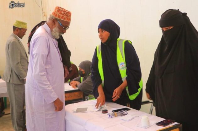 #PuntlandDecides: Long lines in Bosaso as Puntland residents vote in a historic election on Thursday.