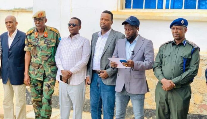 Mas'uuliyiin ka tirsan guddiga amniga ee Koonfur Galbeed oo shir jaraa'id ku qabtay magaalada Baydhabo.