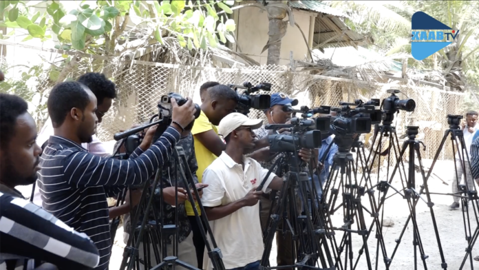 Warbaahinta ka hawlgasha Soomaaliya ayaa wajaheysa faafreeb iyo hanjabaadyo culus.