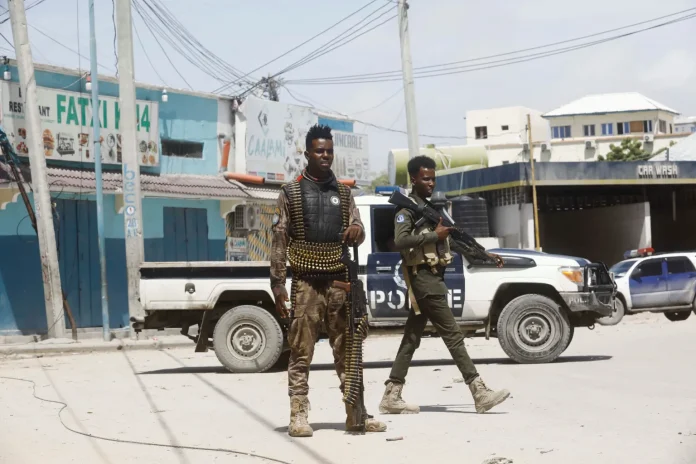 Police officers stand guard near the scene of a militant attack in Mogadishu, Somalia, on August 21, 2022. Two journalists were arrested for reporting on the police in mid-August 2023. (Reuters/Feisal Omar)