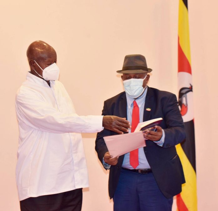 Madaxweynaha Uganda, Yoweri Museveni ayaa maalmo kahor waraaqaha aqoonsiga ka guddoomay danjiraha Somaliland Jaamac Muuse Jaamac.