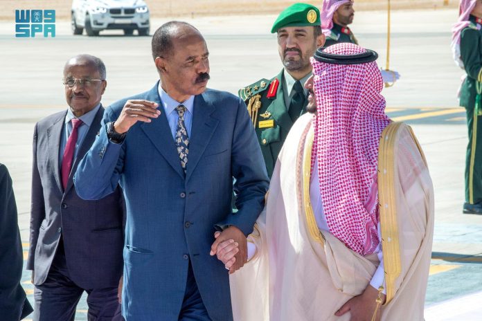 Madaxweynaha Eritrea, Isaias Afwerki oo kasoo degey garoonka Riyad Khamiistii.