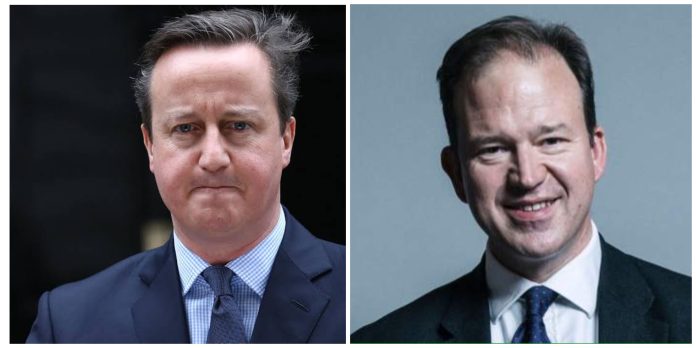 David Cameron (bidix) oo noqday Wasiirka cusub ee Arrimaha Dibadda, iyo Jesse Norman (midig) oo iska casilay Wasaaradda Gaadiidka.