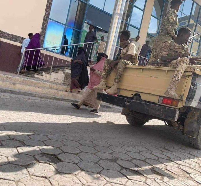 Members of NISA were seen outside the Hormuud Telecom HQ in Bakaro market in Mogadishu on Monday.