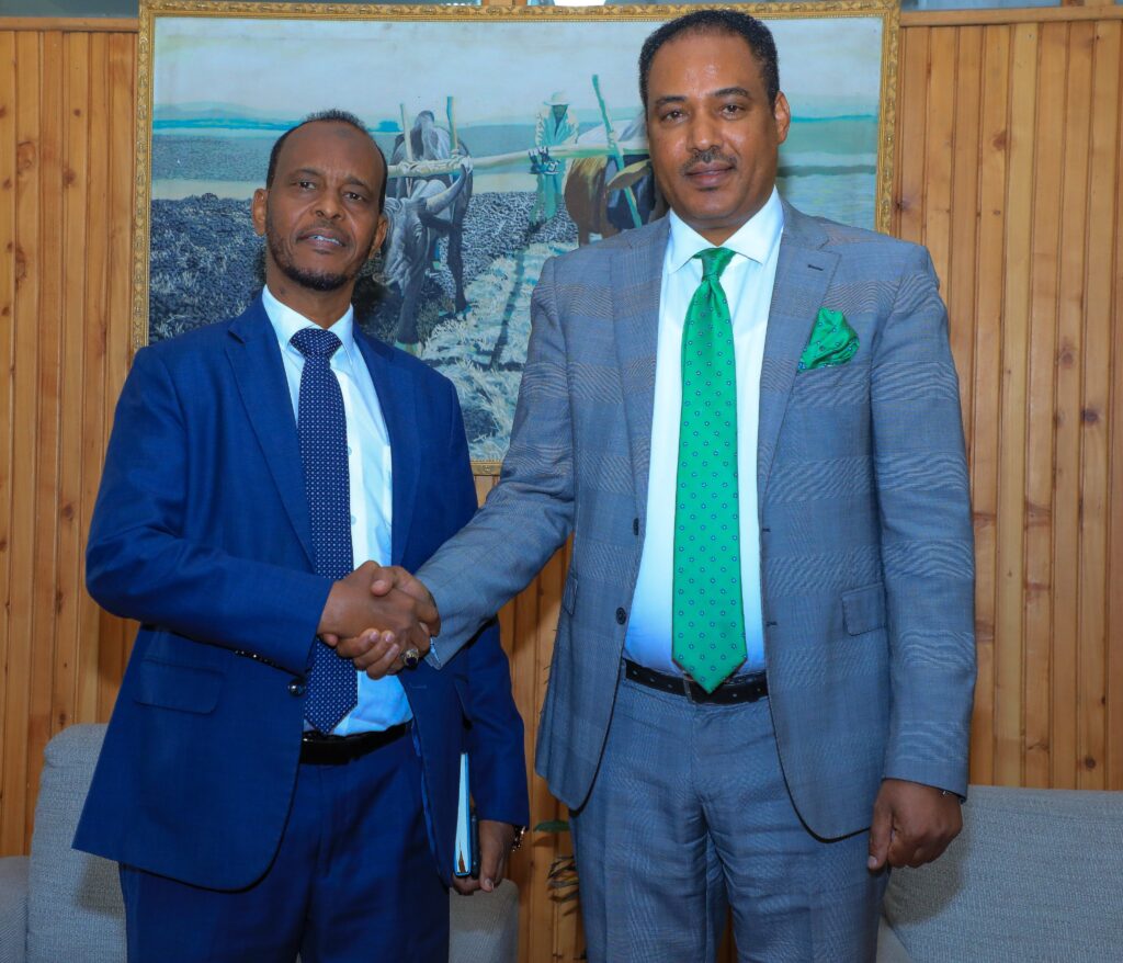 Wasiirka Maaliyadda Puntland, Maxamed Faarax (bidix) oo la kulmay Wasiiru Dowlaha Arrimaha Dibadda Itoobiya, Ambassador Mesganu Arga.