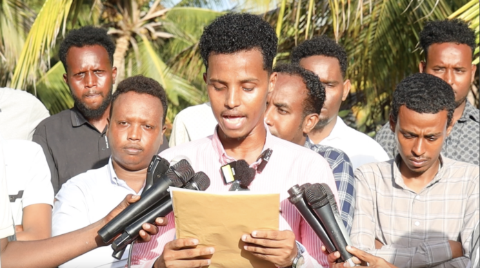 Maxamed Bulbul oo akhriyay war saxaafadeedka saxafiyiinta Muqdisho.