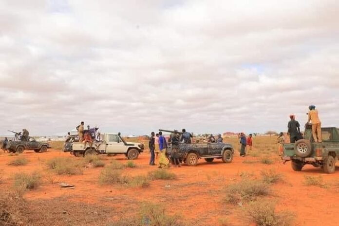 More than 15 people, including a police officer, died in a heavy fight that broke out on Saturday morning in the Landheer area, between the towns of Caabudwaaq and Xeraale in Galmudug's Galgaduud region.