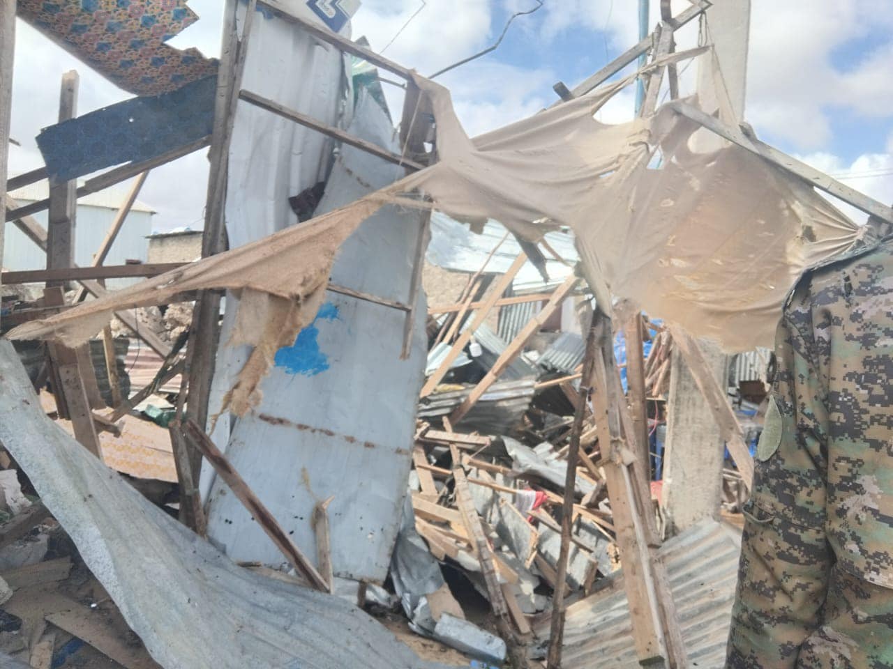 The number of fatalities from today’s double IED bombings at a teashop in Dayniile District, Mogadishu, has risen to 18, with more than 10 others injured, according to eyewitnesses.