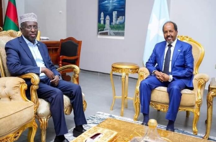 Former president, Sharif Sheikh Ahmed (left) with president Hassan Sheikh Mohamud (right). Mohamud is accused of inciting Hawiye clan against other clans in Southwest.