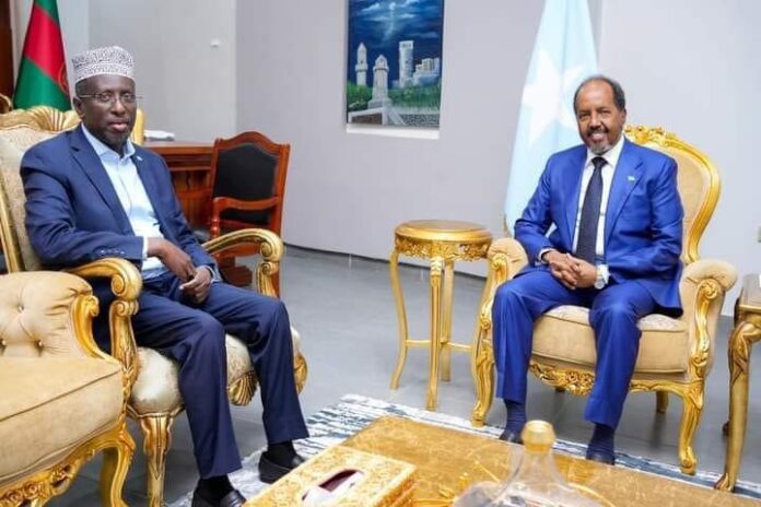 Madaxweyne hore Sheekh Shariif iyo Madaxweyne Xasan Sheekh.