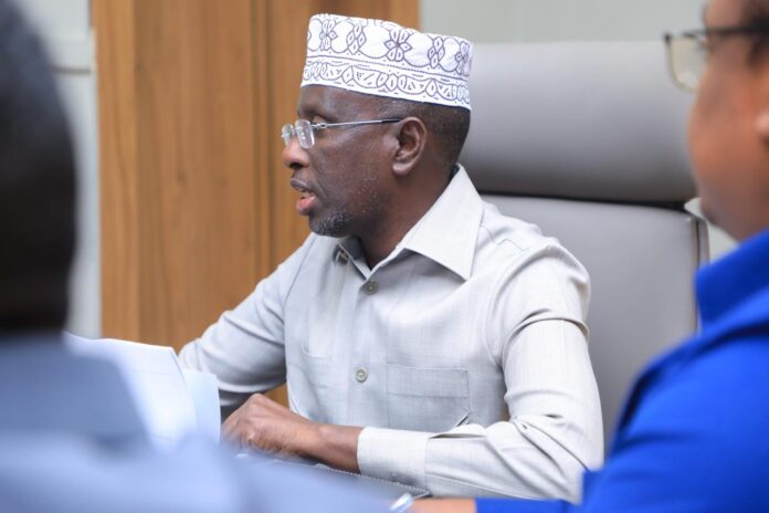 Former president, Sharif Sheikh Ahmed, convened the Himilo Qaran Party meeting in Mogadishu, Thursday, warning against term extensions for Somali government and regional states. | PHOTO/ FACEBOOK.