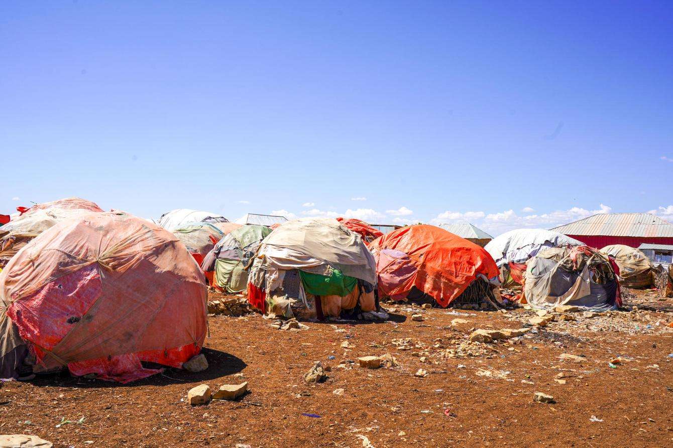 Temporary shelters made from old clothing and plastic materials by the residents of Isha Elbert displacement camp in Baidoa.Somalia 2024 © Abdulkareem Yakubu/MSF.