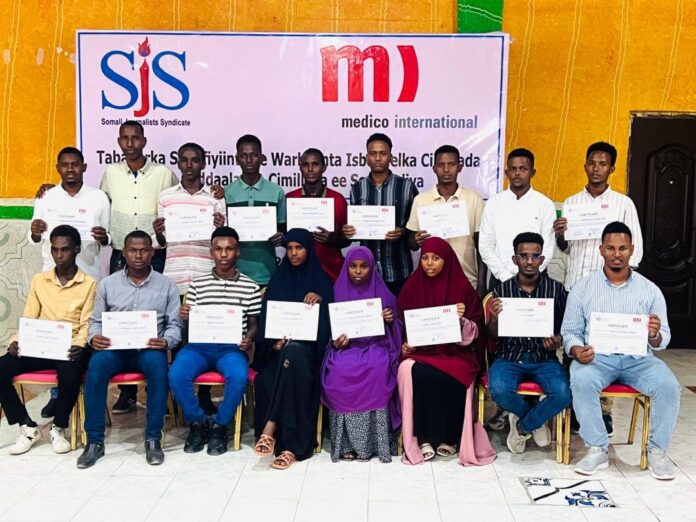 Journalists in Beledweyne gather for a group photo after completing a three-day SJS training on climate change reporting. | PHOTO/SJS.