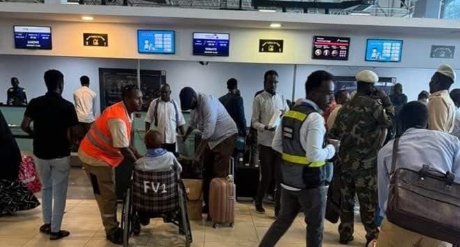 The Somali Federal Government imposed a flight ban on Friday, halting air travel to most southern regions and leaving hundreds of passengers stranded at Mogadishu’s Aden Adde International Airport.