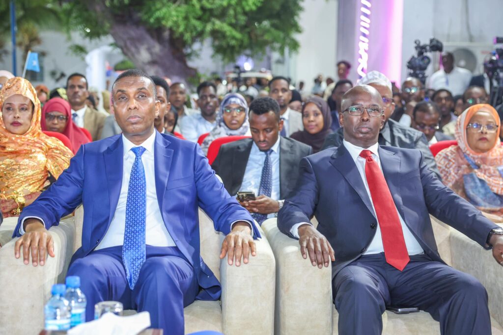 Munaasabadda xilwareejinta oo ka dhacday magaalada Muqdisho ayaa ahayd mid ay ka soo qeybgaleen mas’uuliyiin heer federaal ah, wasiiro, saraakiil ciidan, iyo hawlwadeenno ka tirsan maamulka Gobolka Banaadir.