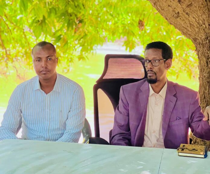 Madaxweyne ku Xigeenka Jubbaland Maxamuud Sayid Aadan iyo Guddoomiyaha Doolow Maxamed Xuseen Lafey.