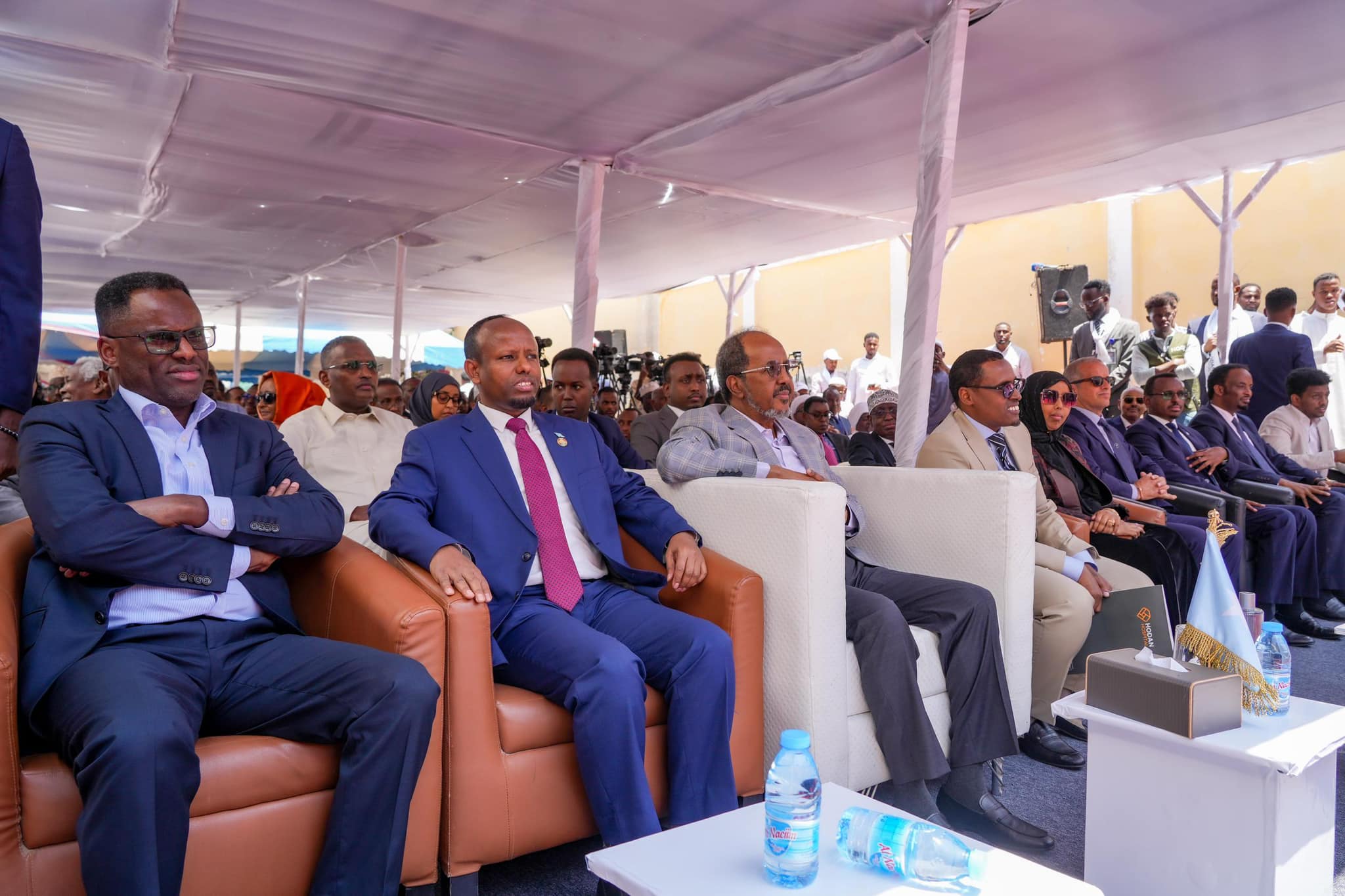 Munaasabadda furitaanka waxaa goobjoog ka ahaa Agaasimihii hore ee sirdoonka iyo nabadsugidda qaranka Mahad Maxamed Salaad, Agaasimaha Premier Bank, Jibriil Xasan Maxamed (Qaarey), iyo xubno kale oo aad ugu dhow madaxweynaha.