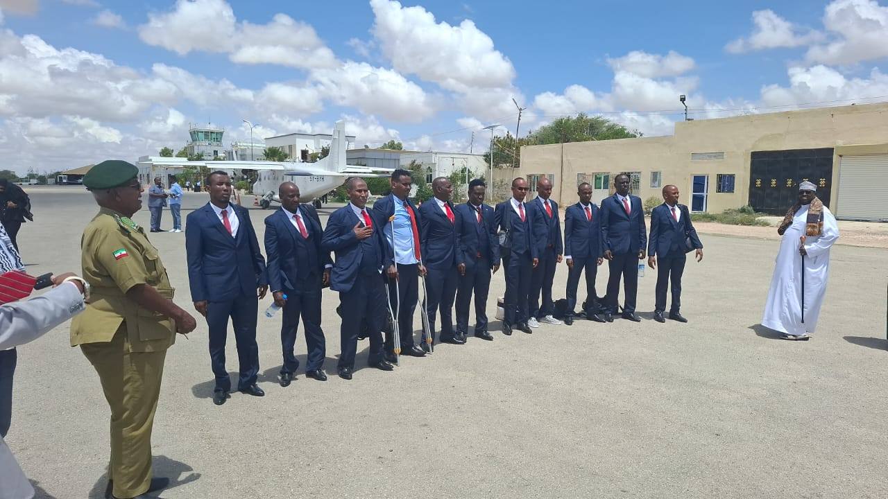 Boqor Buurmadow oo la soo safray maxaabiis laga siidaayay Hargeysa. Boqor Buurmadow oo la soo safray maxaabiis laga siidaayay Hargeysa.