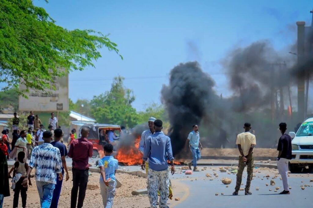 Mudaaharaadka Burco ayaa bilawday ka dib markii maalinkii Khamiista la sheegay in xukuumadda Somaliland ay siideyn doonto maxaabiis kasoo jeeda SSC-Khaatumo oo ku xiran xabsiga magaalada Burco.