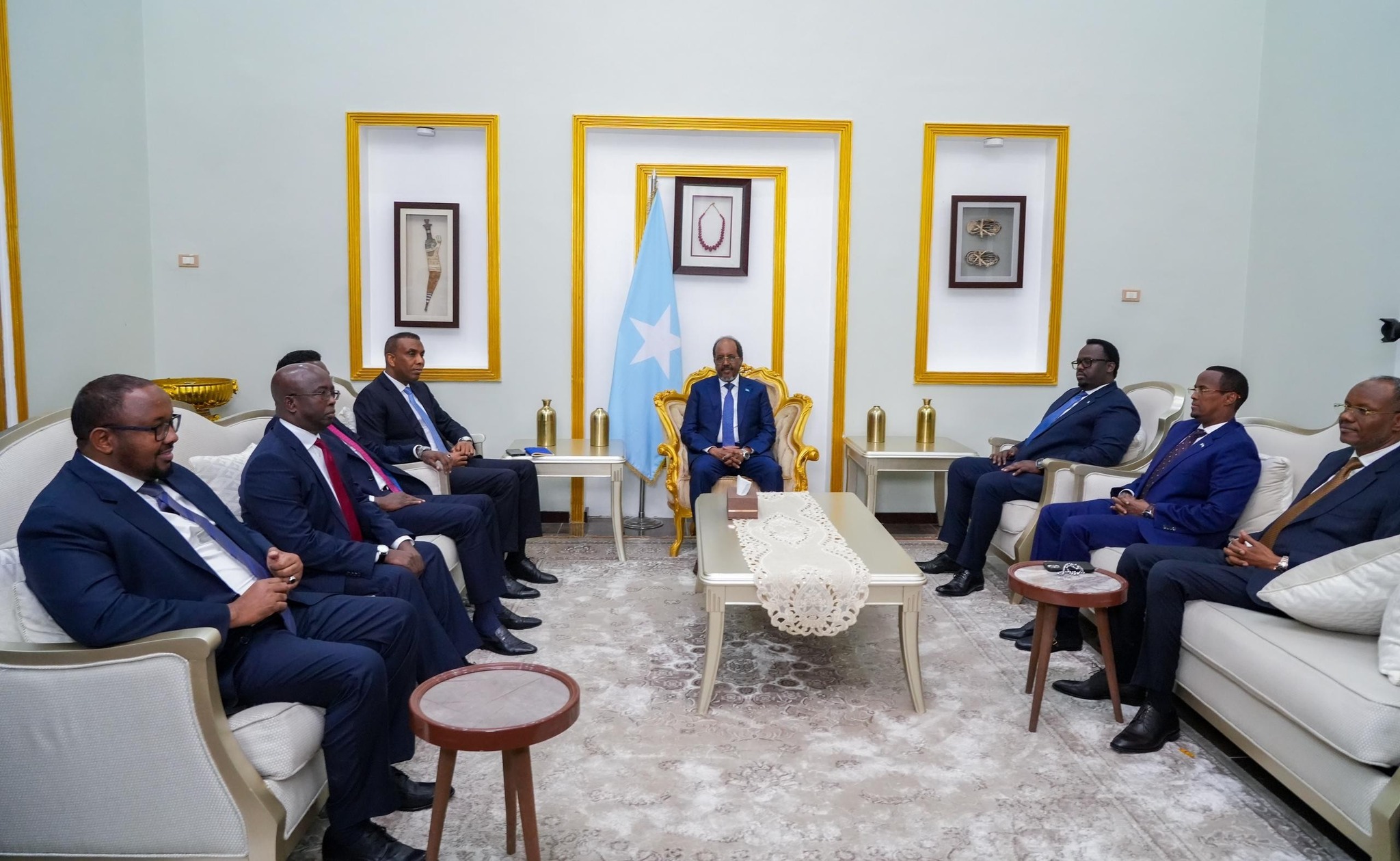Madasha Qaranka, oo ay ka maqan yihiin Puntland iyo Jubaland, ayaa Arbacadii soo saaray go'aamo cusub.