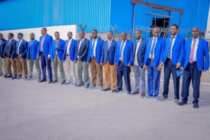 Qaar ka mid ah maxaabiis ay siideysay Puntland Arbacadii shalay oo ka dhoofay garoonka Garoowe.