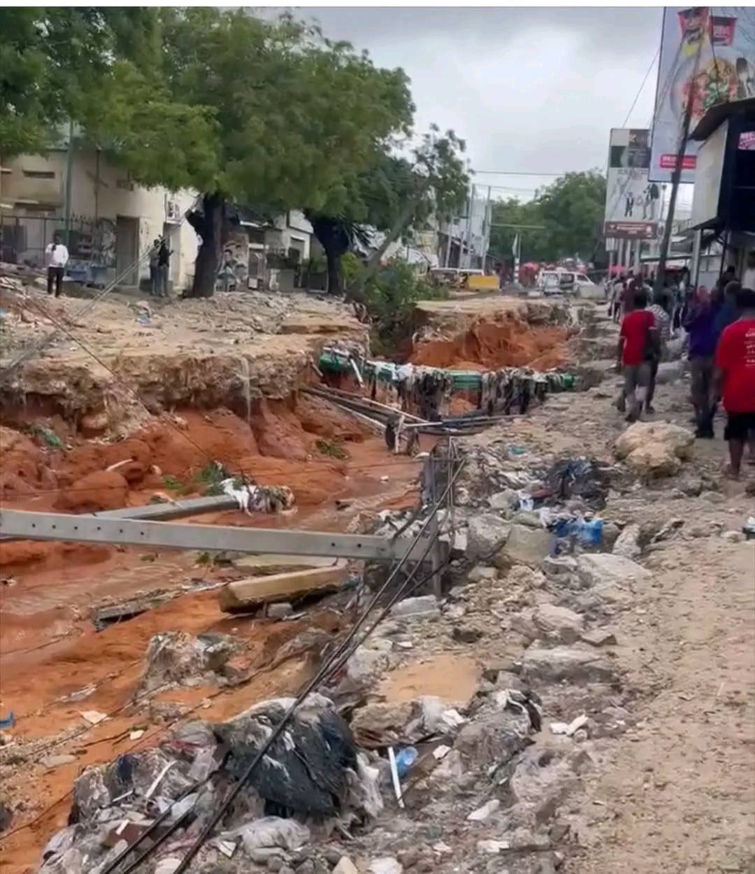 Illaa 6 waddo ayaa burburay, sida uu sheegay afhayeenka Maamulka Gobolka Banaadir. Illaa 6 waddo ayaa burburay, sida uu sheegay afhayeenka Maamulka Gobolka Banaadir.