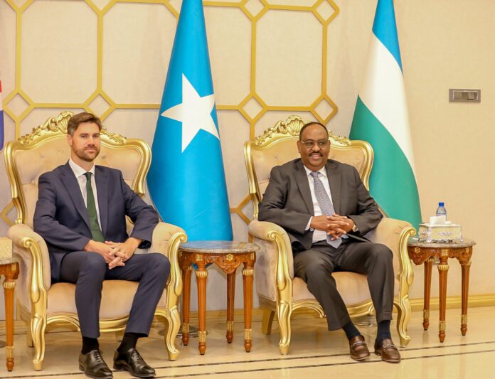 Safiirka Dowladda Boqortooyada Midowday ee UK u fadhiya Soomaaliya, Charles King, ayaa booqasho rasmi ah ku yimid magaalada Garowe, caasimadda Dowladda Puntland.