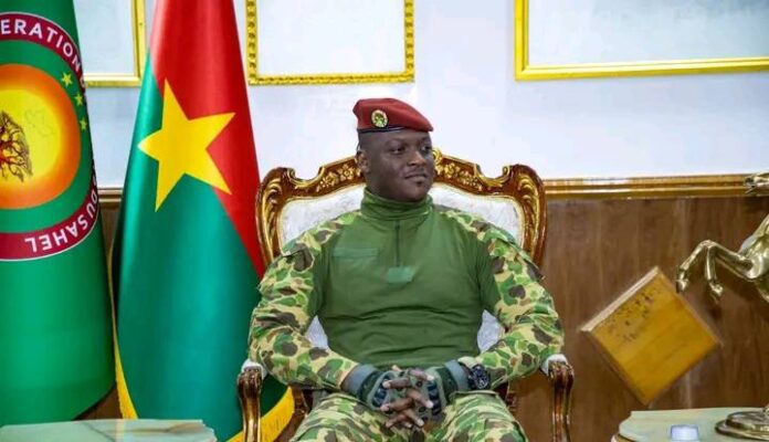 Hoggaamiyeyaasha milateriga Burkina Faso Ibraahim Traoré ayaa kala diray guddiga doorashooyinka dalkiisa.