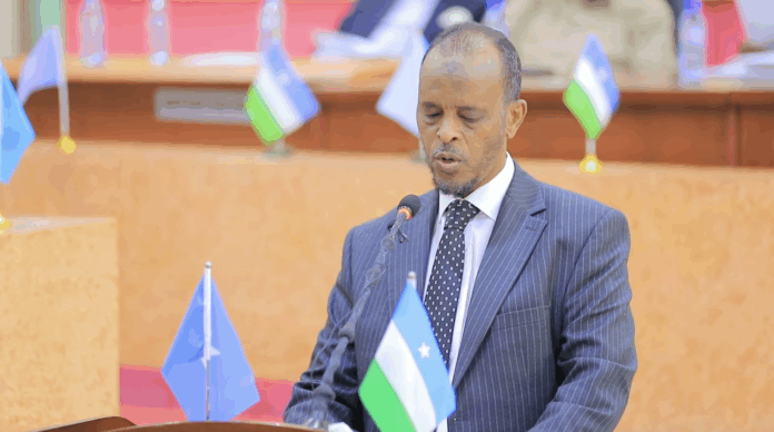 Wasiirka Maaliyadda Puntland, Maxamed Faarax oo Baarlamaanka ka jeediyay hadal.
