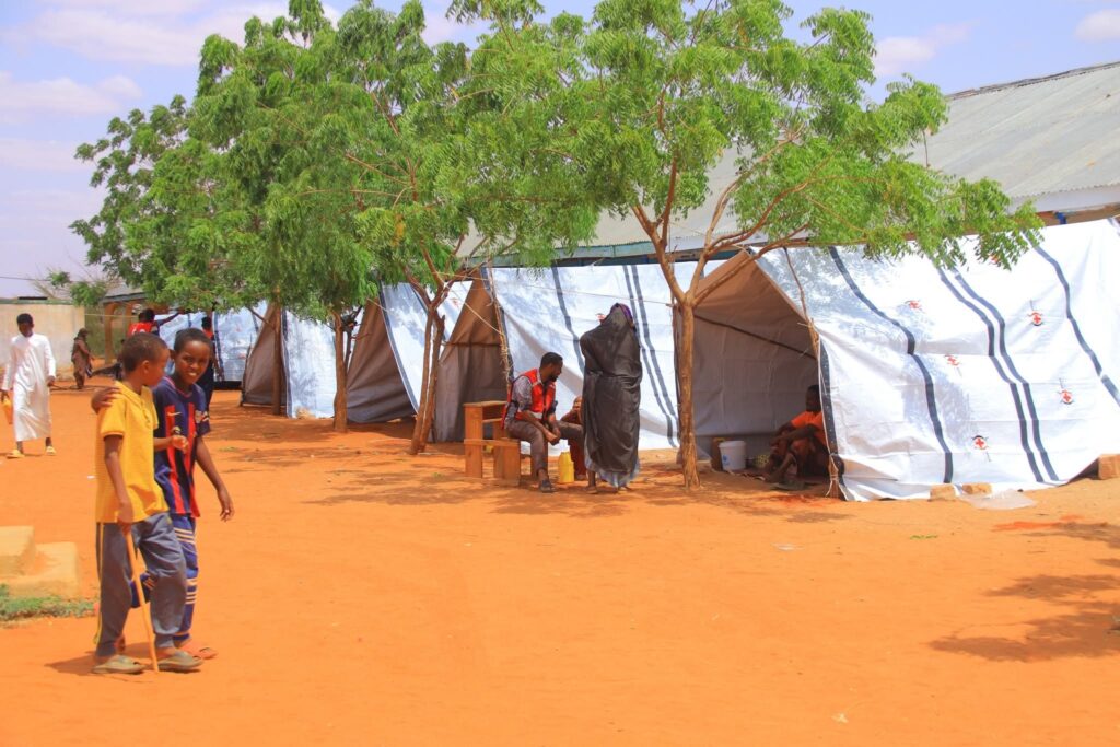 Boqollaal qoys oo magaalada deggannaa ayaa isaga qaxay, iyagoo ka firxaday rasaasta iyo hubka culus ee ay dhinacyada isu adeegsanayeen.