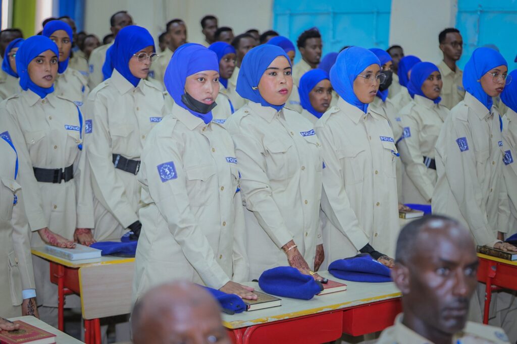 Waxaa ciidamada cusub ku jira gabdho ka mid ah saraakiisha cusub ee soo dhameystay layliga ciidan, kuwaas oo la rajeynaayo inay ku biiraan hoggaanka cusub ee ciidamada booliska Puntland.