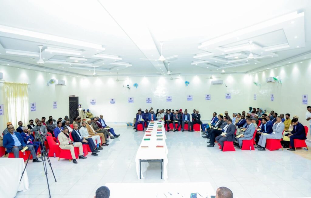 Xildhibaaada maamulka cusub ee Waqooyi Bari Soomaaliya oo la dhaariyay. Xildhibaaada maamulka cusub ee Waqooyi Bari Soomaaliya oo la dhaariyay.