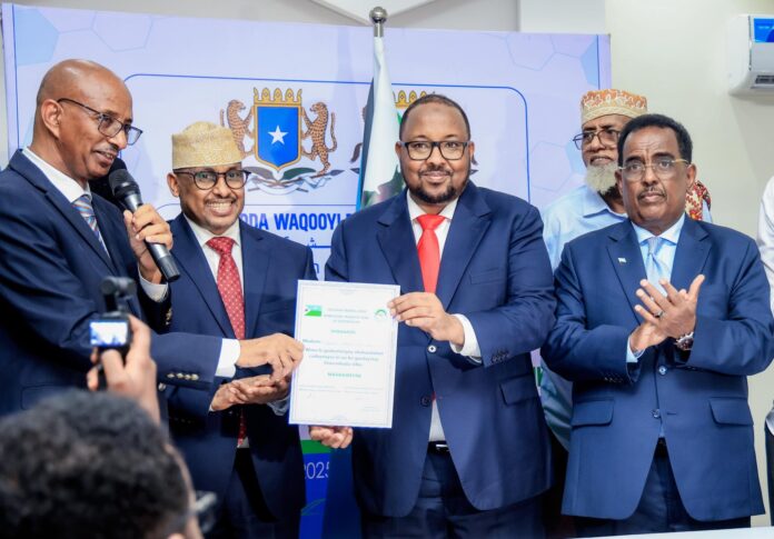 Cabduqaadir Firdhiye (dhexe) iyo Cabdirashiid Jibriil oo ay garab taahan yihiin Wasiirka Arrimaha Gudaha Federaalka iyo Afhayeenka Baarlamaanka Maamulka Waqooyi Bari ayaa loo dhaariyay xilka maanta.