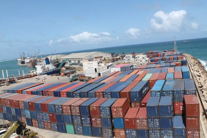 Madaxweyne Xasan Shiikh oo maareeye cusub u magacaabay Dekadda Muqdisho