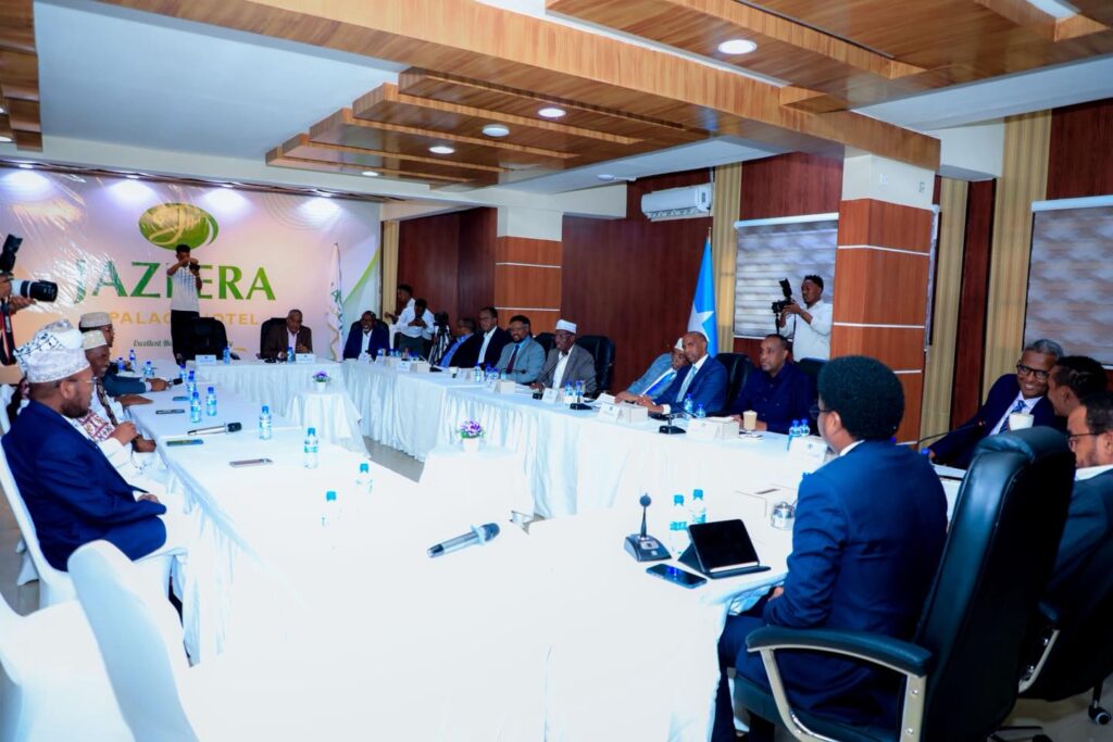 Madasha mucaaradka, oo ay afarta siyaasi ee baxsatay ku jireen, ayaa ku shiri jirtay hotelka Jazeera.