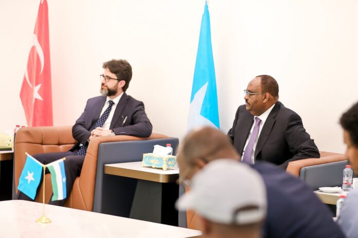 Safiirka Turkey oo madaxweyne Deni kula kulmay Boosaaso.