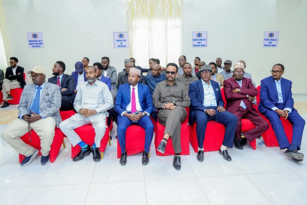 Xildhibaaada maamulka cusub ee Waqooyi Bari Soomaaliya oo la dhaariyay. Xildhibaaada maamulka cusub ee Waqooyi Bari Soomaaliya oo la dhaariyay.