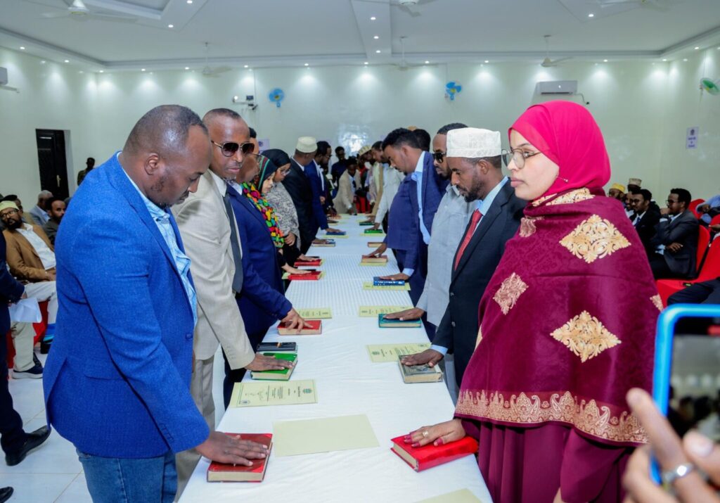 Xildhibaaada maamulka cusub ee Waqooyi Bari Soomaaliya oo la dhaariyay. Xildhibaaada maamulka cusub ee Waqooyi Bari Soomaaliya oo la dhaariyay.