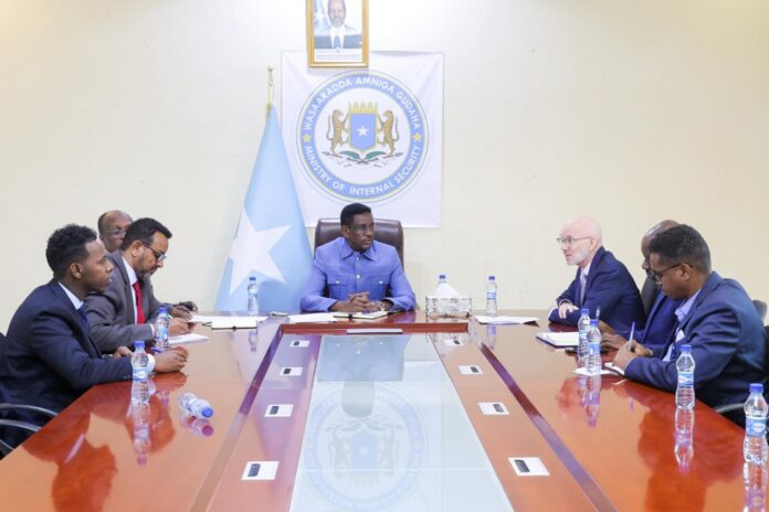 Maxaa looga hadlay kulanka Wasiir Fartaag iyo Danjire James Swan?