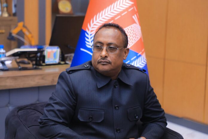 Duqa Muqdisho lacagtii uu ka jaray odayaashii gobolka Banaadir u wareejiyay qaaqlayaasha Baraha Bulshada