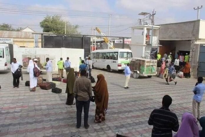 Shirkadda Sahal ee qaada dadka u socda garoonka diyaaradaha muqdisho oo dhibaato badan ku heysa dadka shacabka ah
