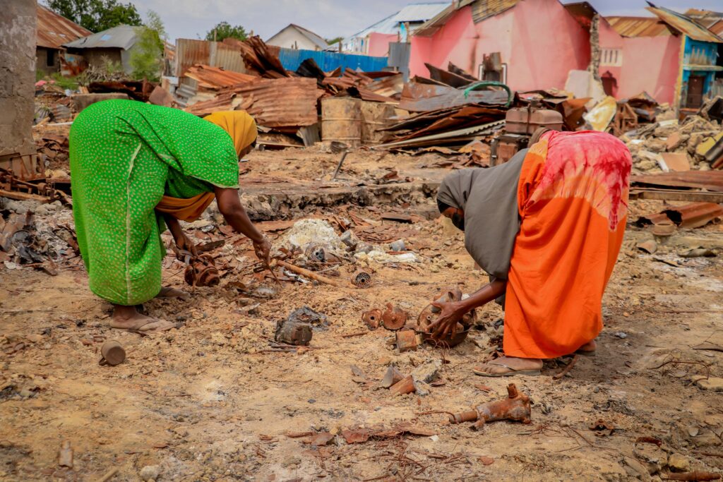 Haweenka Bariire oo hawlo nadaafadeed ka wada Bariire. | Sawirka October, 2025.