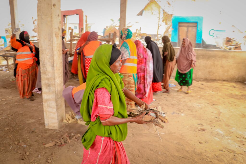 Haweenka Bariire oo hawlo nadaafadeed ka wada Bariire. | Sawirka October, 2025.