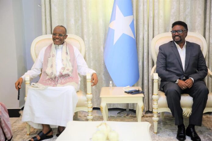 Guddoomiyihii hore Baarlamaanka Federaalka Soomaaliya iyo wafdi uu hoggaaminayo oo ku wajahan yihiin Magaalada Baydhabo