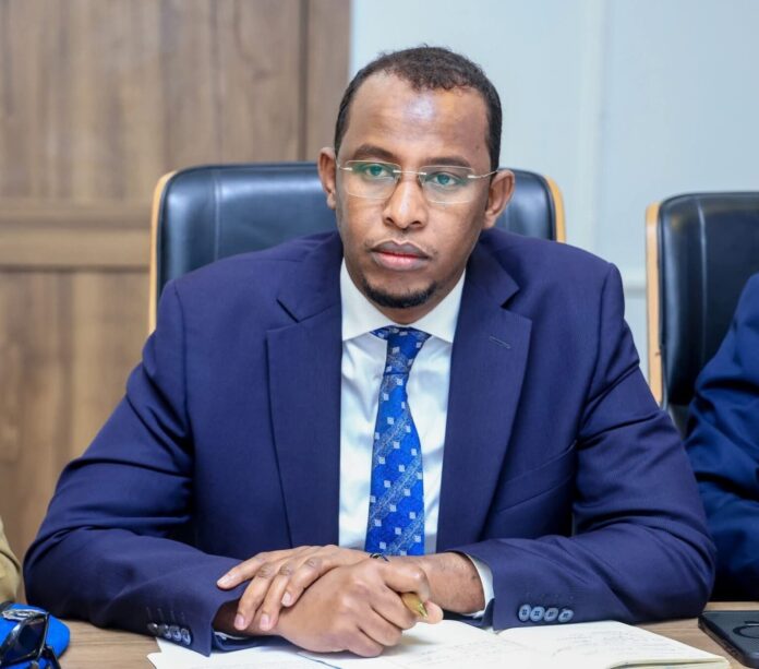 Hay’adda NIRA oo qaadasha Kaarka Aqoonsiga Qaranka lacag ka dhigaysa