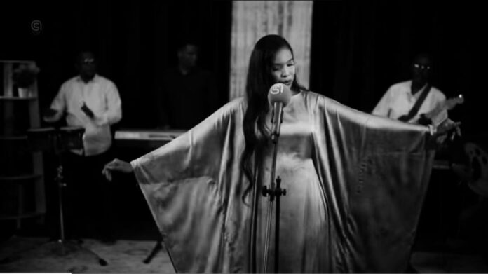 Samsam, masraxa fankeenna heesaha oo muddo tobanguuro ku sii siqaysa ku jira xaalad hoobasho iyo habacsanaan ah ayay kala dhex oogsatay hoobalnimo cosob ah oo hididiilo iyo filanwaa' ku beertay hiyiga fanku-noosha.