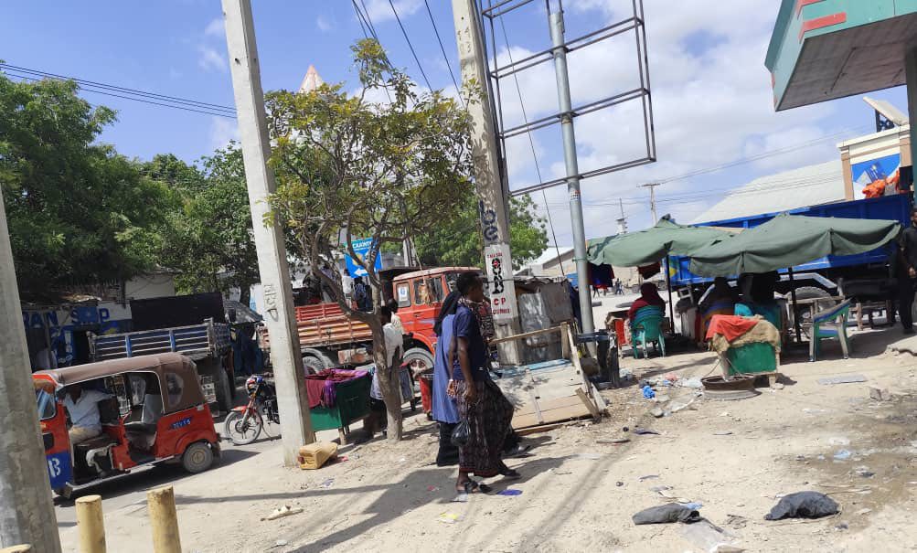 Dad careysan oo xirtay waddada Xoosh ee degmada Dharkeenley.