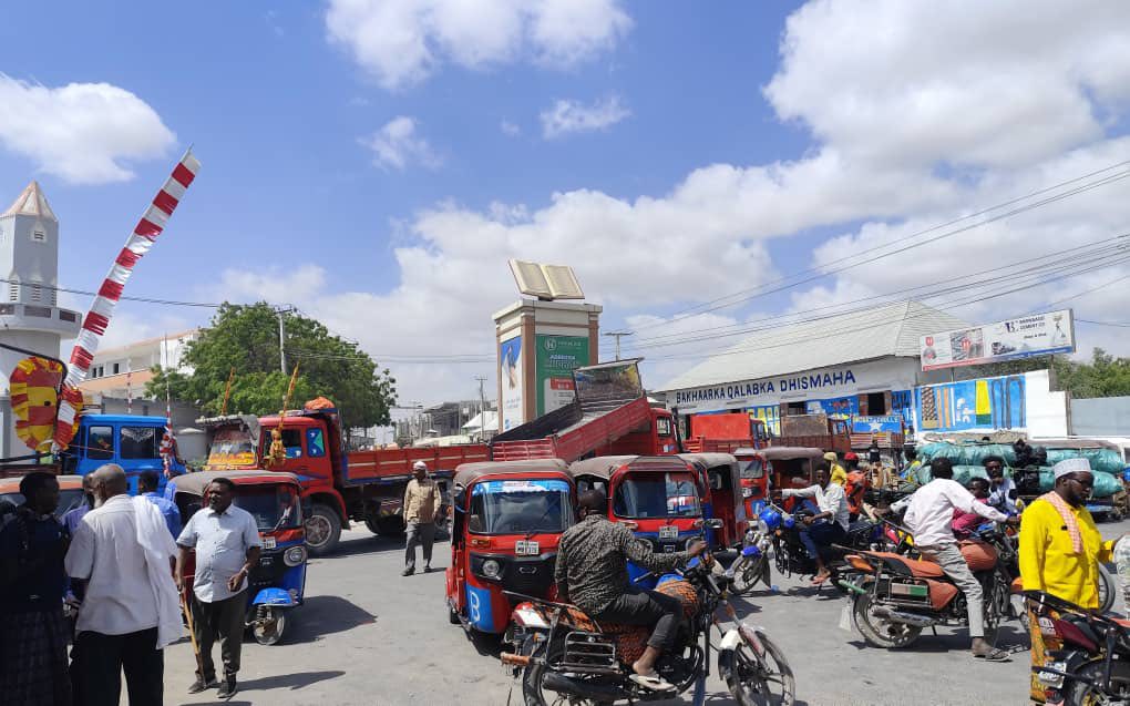 Dad careysan oo xirtay waddada Xoosh ee degmada Dharkeenley.